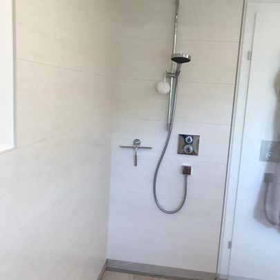 Dusche ebenerdig gefliest