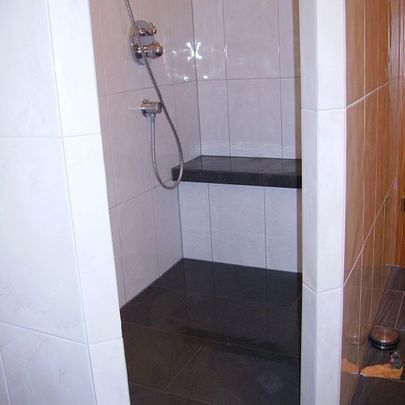 Dusche mit Sitzmöglichkeit gefliest