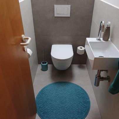 Toilette mit modernen Fliesen