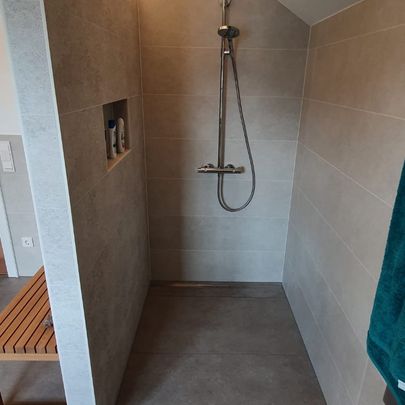 große Fliesen für das Badezimmer
